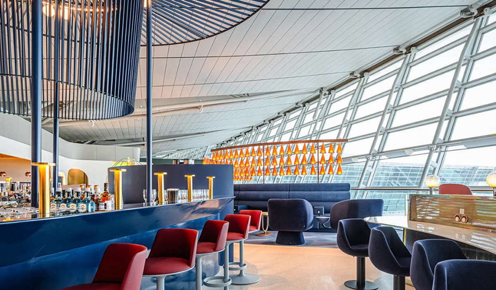 bar area for the oneworld lounge.