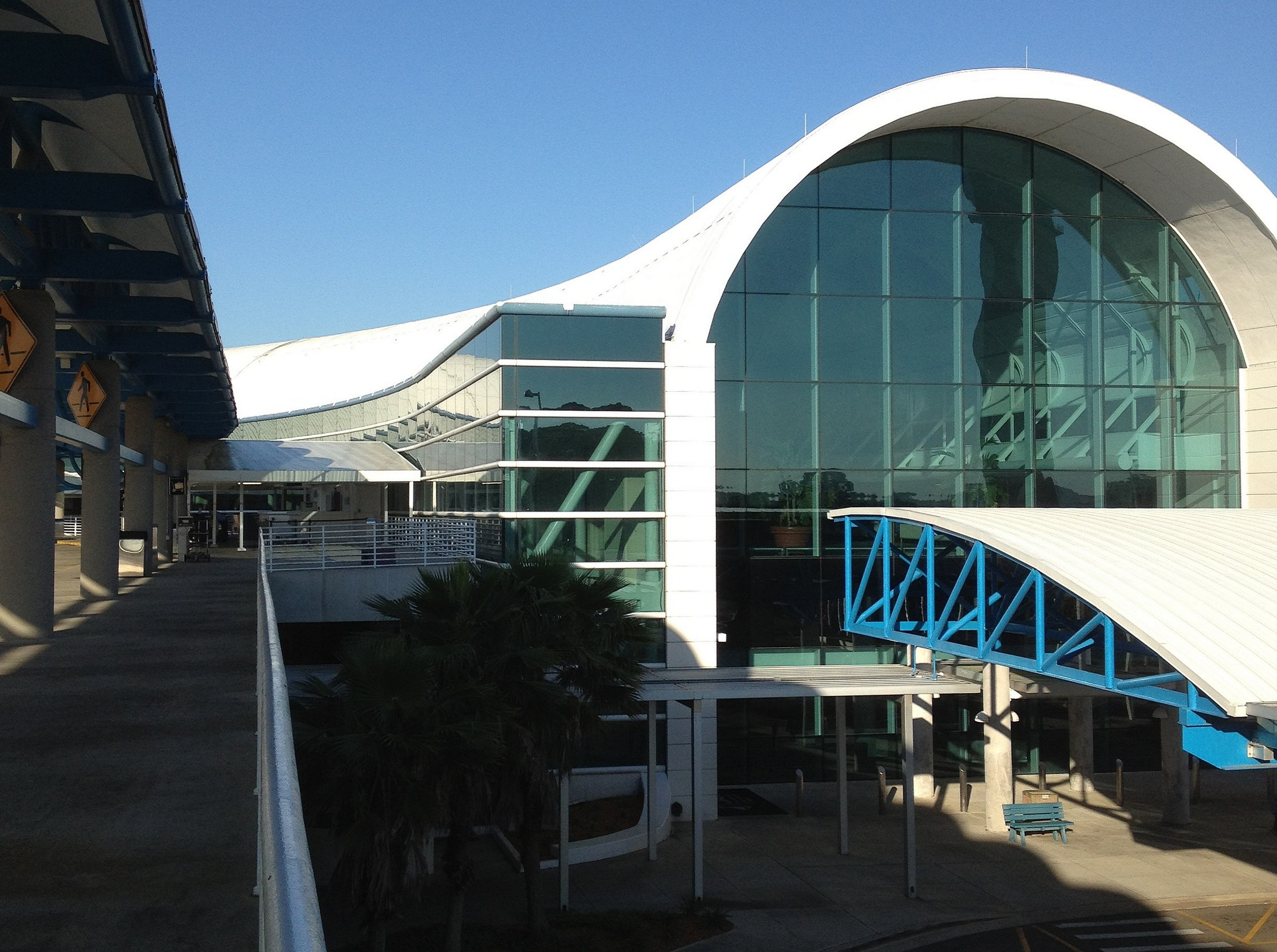 outside view of Jacksonville international airport