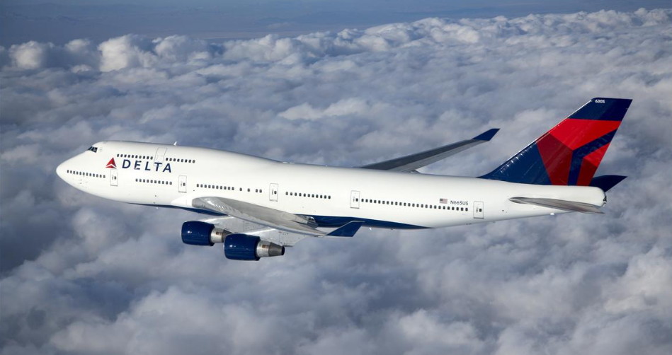 Delta airlines Boeing 747 flying