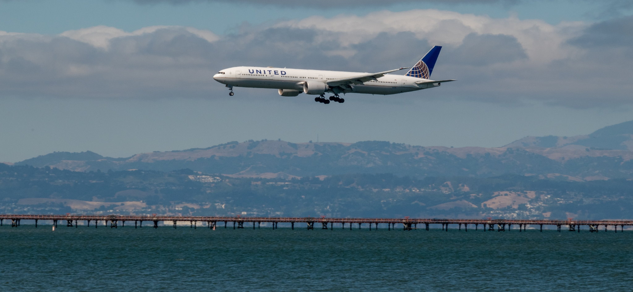 united airline landing over the bay in san francisco