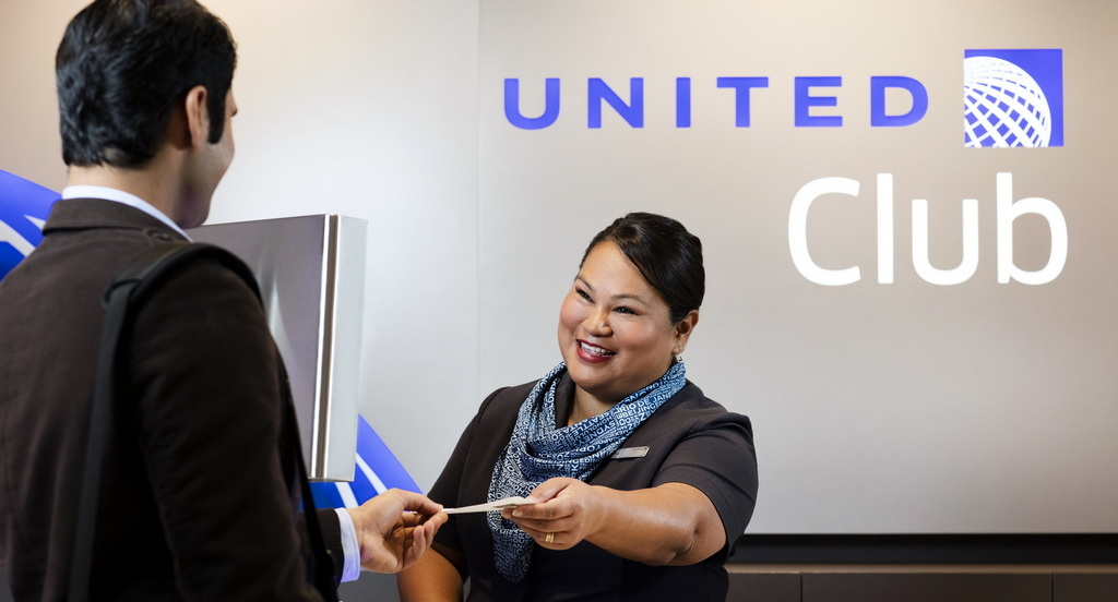 United Club SFO, front desk with customer and agent